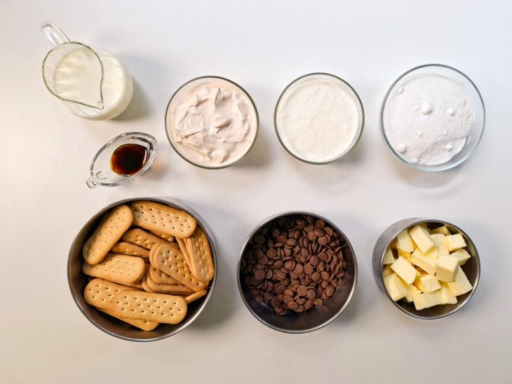 Ingredientes separados sobre a bancada.