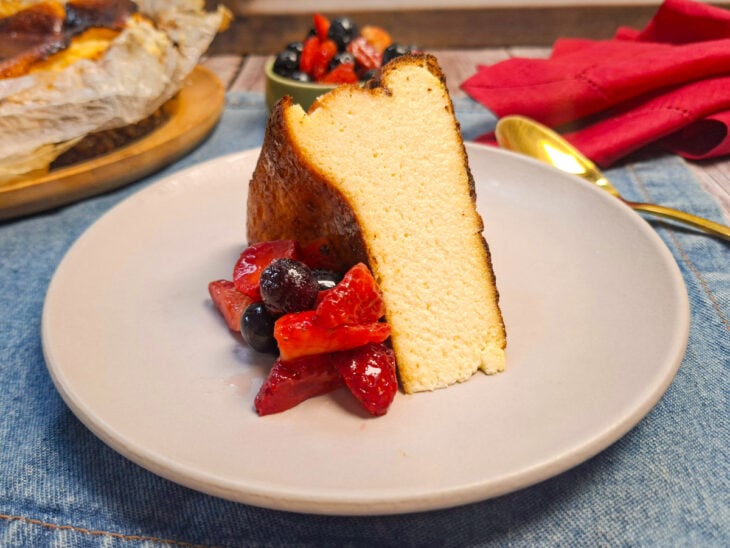 Torta basca servida.