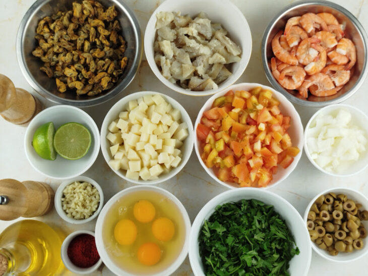 Ingredientes separados na bancada antes do preparo da torta capixaba.