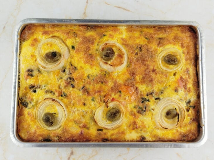Torta capixaba assada, dourada e pronta para servir.