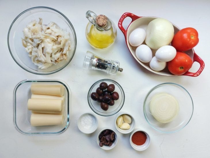 Uma bancada com os ingredientes separados.