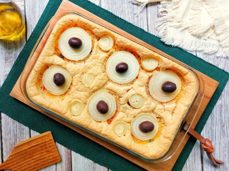 Um refratário contendo torta capixaba de bacalhau.