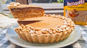 Torta com farofa de paçoquita