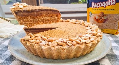 Torta com farofa de paçoquita