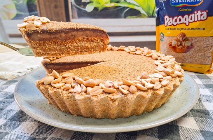 Torta com farofa de paçoquita