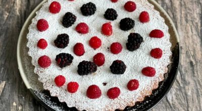 Torta de amêndoas com frutas vermelhas