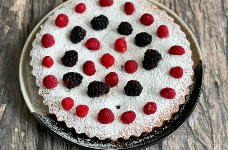 Torta de amêndoas com frutas vermelhas