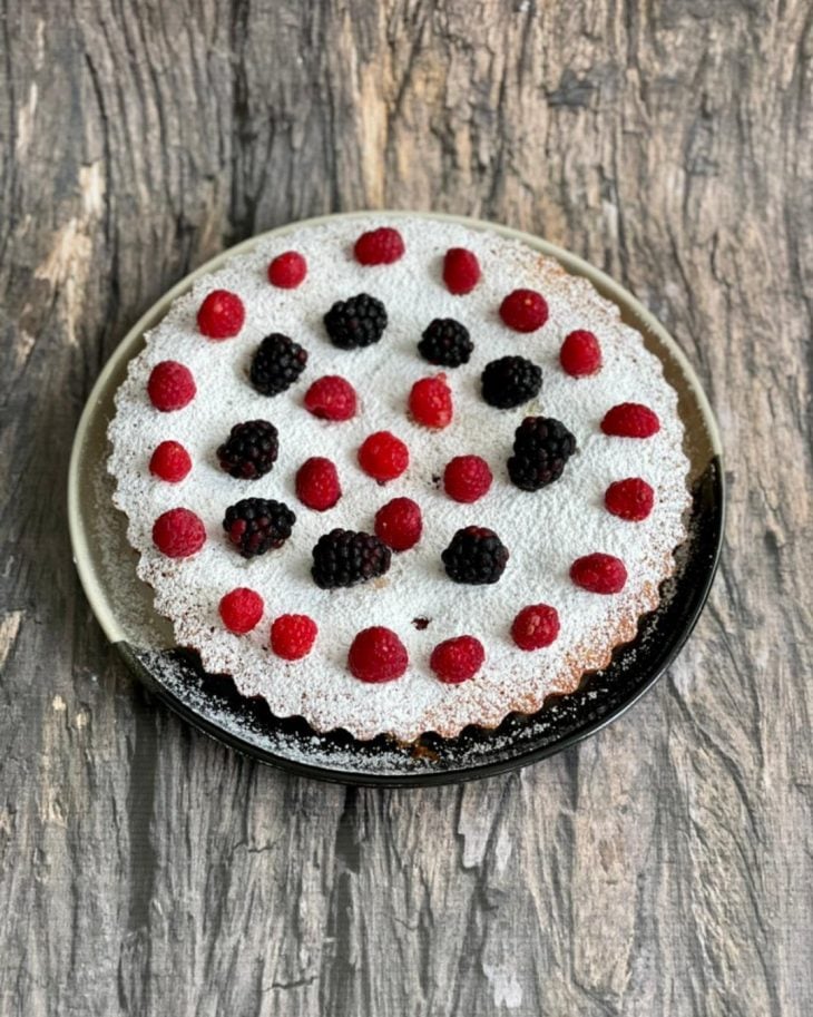 Torta de amêndoas com frutas vermelhas