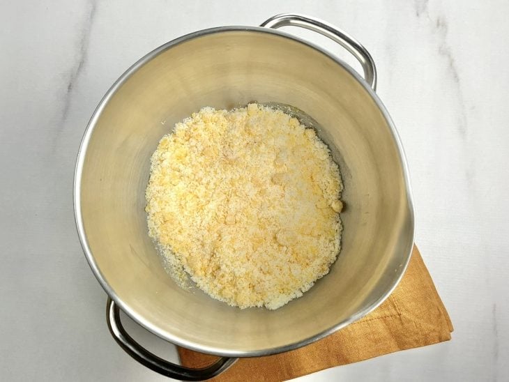 Uma panela com a mistura de açúcar e gemas de ovo.
