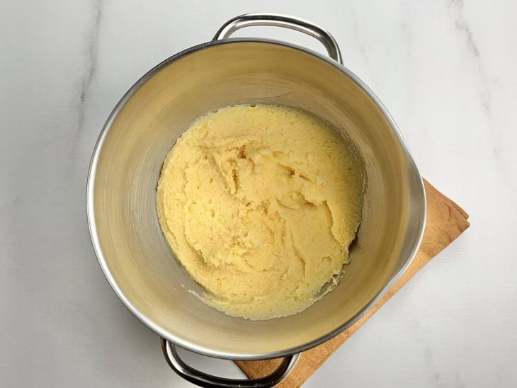Uma panela com a mistura de manteiga, açúcar e gemas de ovo.