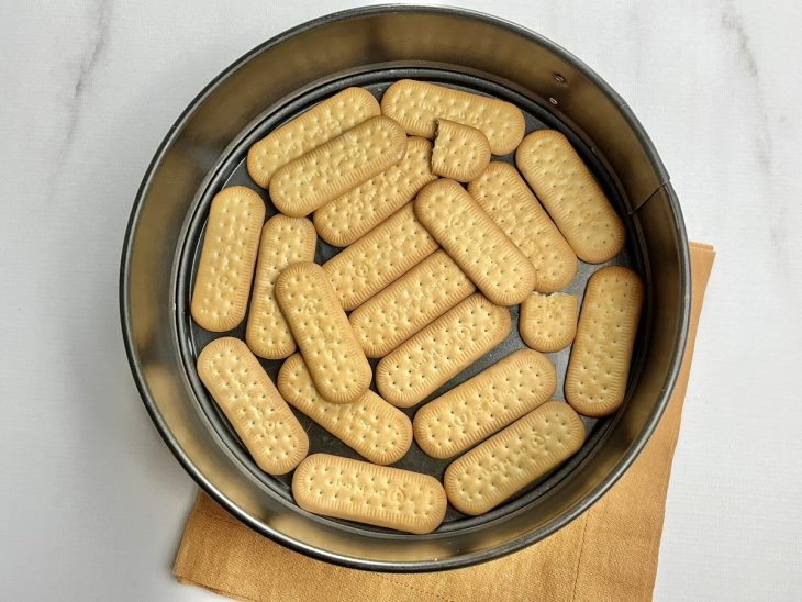 Uma assadeira forrada com bolachas de maizena.