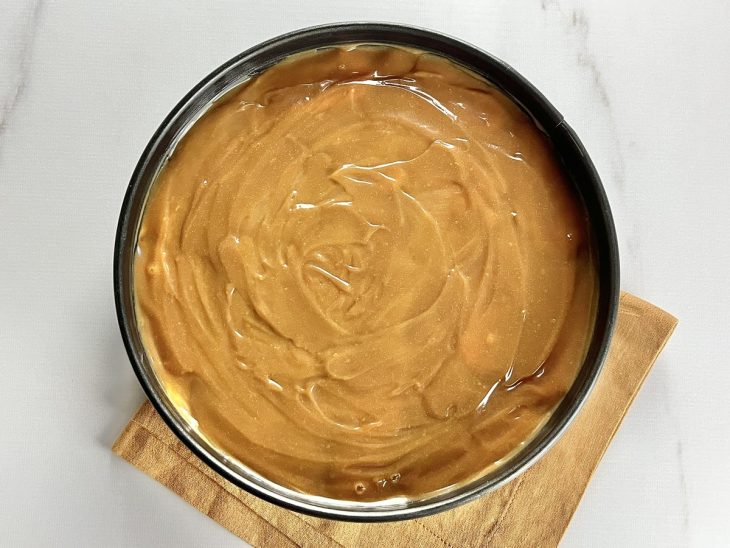 Uma forma com camadas da torta de amendoim.