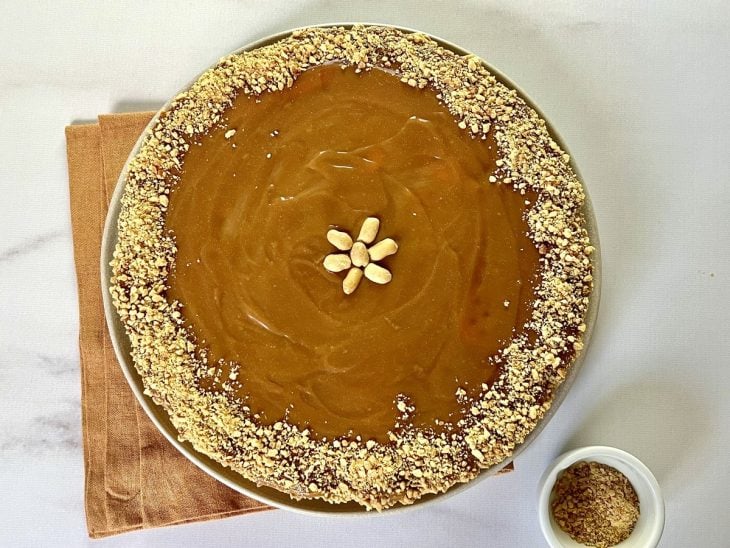Um prato contendo torta de amendoim.