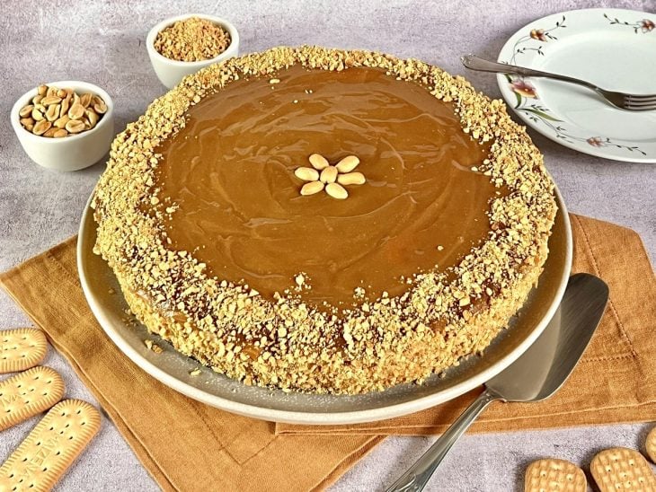 Um prato contendo torta de amendoim.