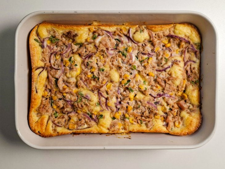 Torta de atum assada.