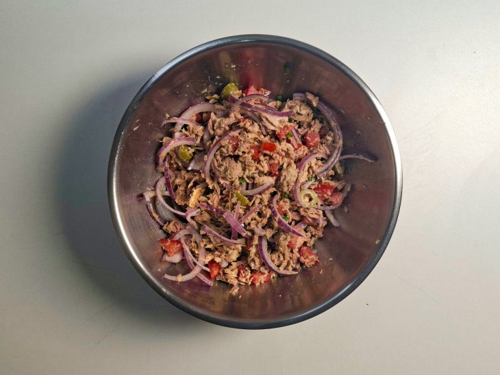 Atum escorrido sendo misturado com os ingredientes do recheio.