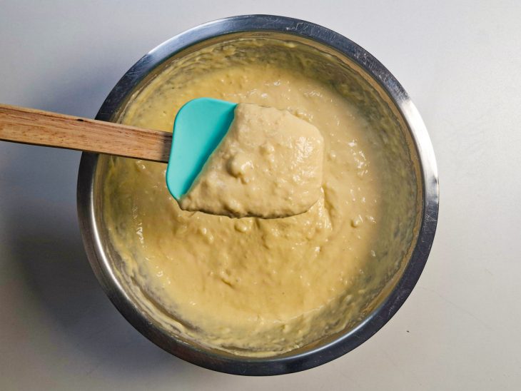 Massa líquida incorporada aos ingredientes secos até ficar homogênea.