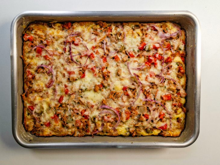 Torta assada, dourada e pronta para fatiar.