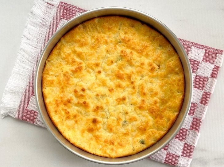 Torta de atum com a camada de massa por cima assada, com coloração dourada.