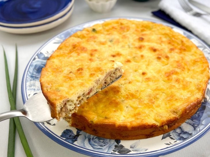 Torta de atum low carb com um pedaço sendo servido.