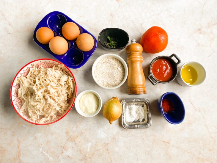 Ingredientes reunidos em uma bancada.