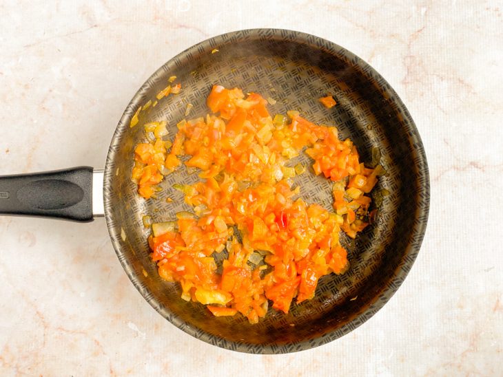 Tomate adicionado a frigideira.