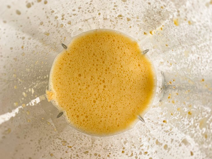 Ingredientes da massa batidos em um liquidificador.