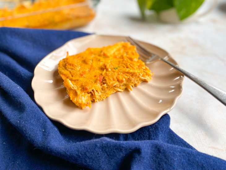 Torta de aveia com frango pronta para consumo.