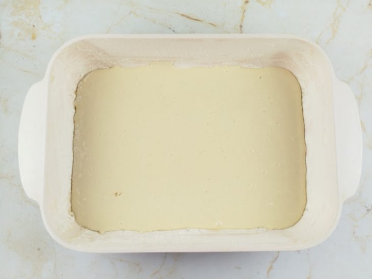 Metade da massa espalhada uniformemente no fundo da forma.