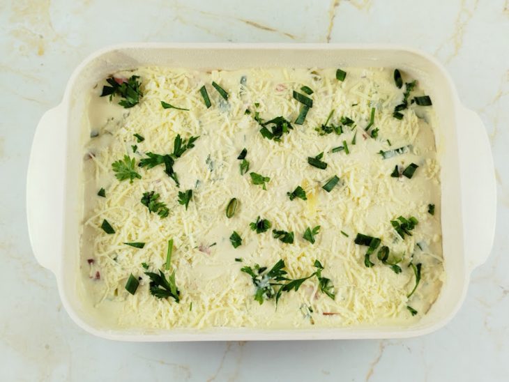 Torta coberta com o restante da massa e finalizada com parmesão e salsinha.