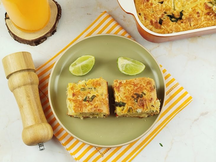 Torta de bacalhau dourada e recém-saída do forno.