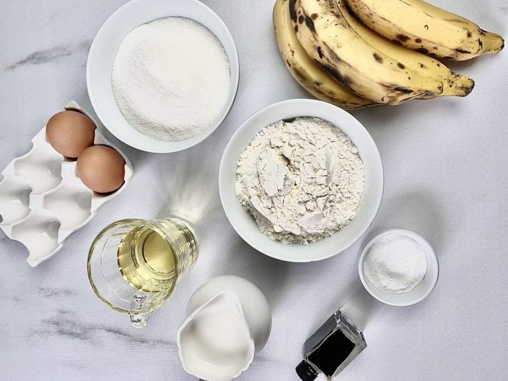 Ingredientes reunidos em uma bancada.