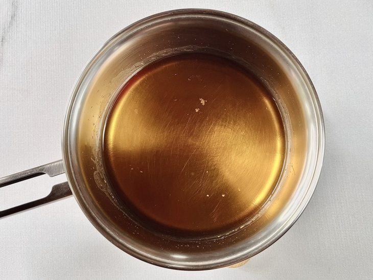 Caramelo em uma panela de alumínio.