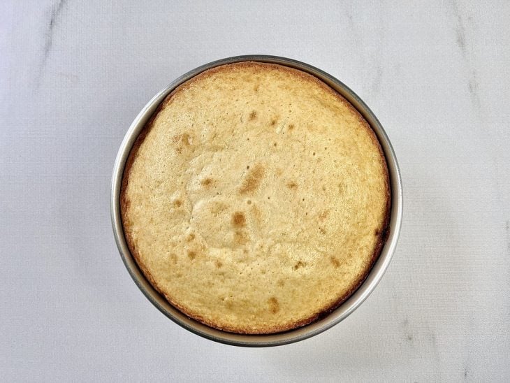 Torta de banana assada ainda na forma.