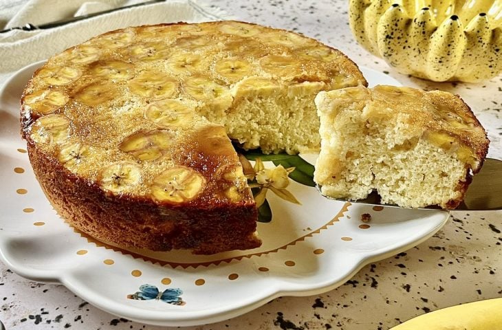 Torta de banana caramelizada