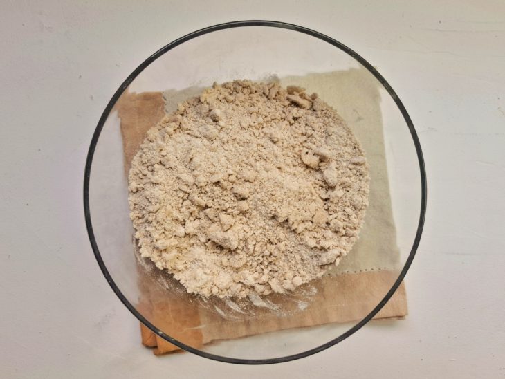 Tigela de vidro com farinha, fermento, canela, açúcar e margarina.
