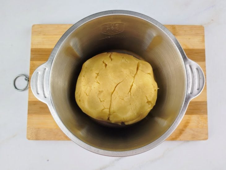 Uma tigela com a massa.