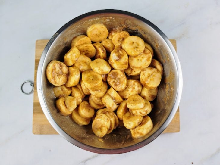 Uma tigela com as bananas adoçadas.
