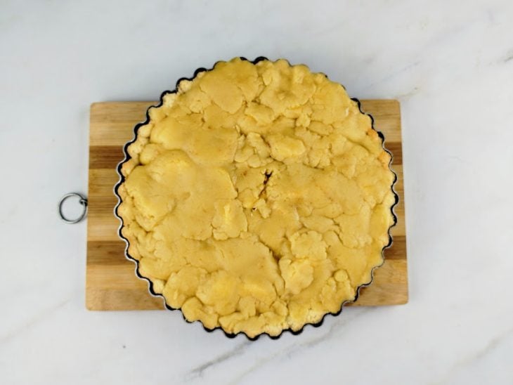 Torta recheada e coberta com a massa.