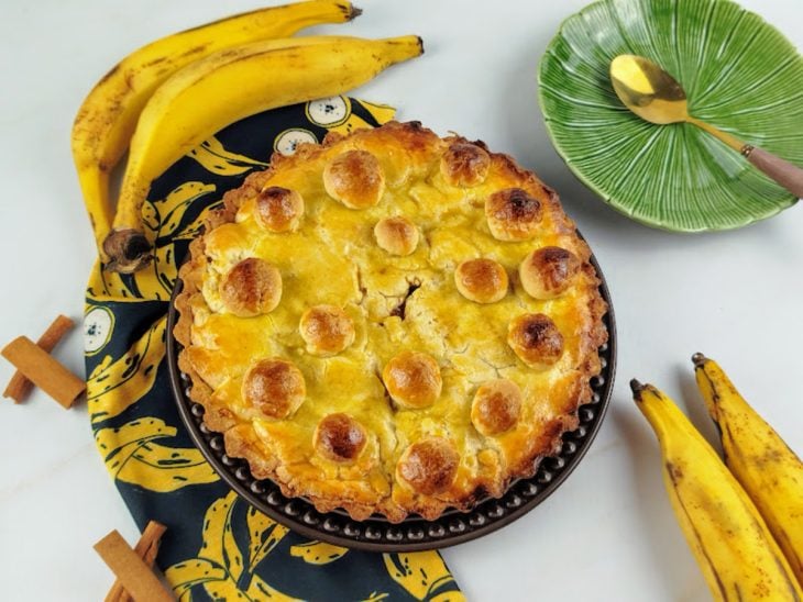 Um prato com torta de banana-da-terra.