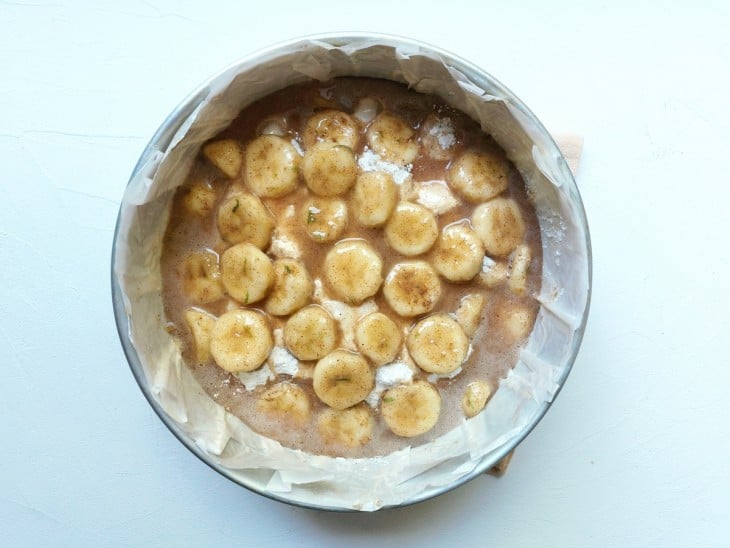 Uma forma contendo torta de banana e aveia fácil crua.