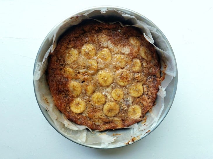 Uma forma contendo torta de banana e aveia fácil.