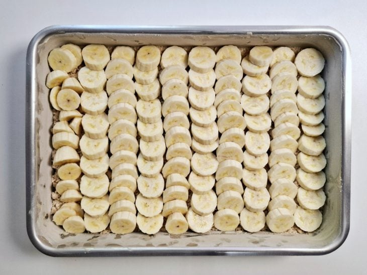 Bananas em rodelas dispostas na assadeira.