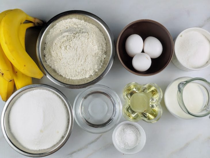 Uma bancada com os ingredientes da torta.
