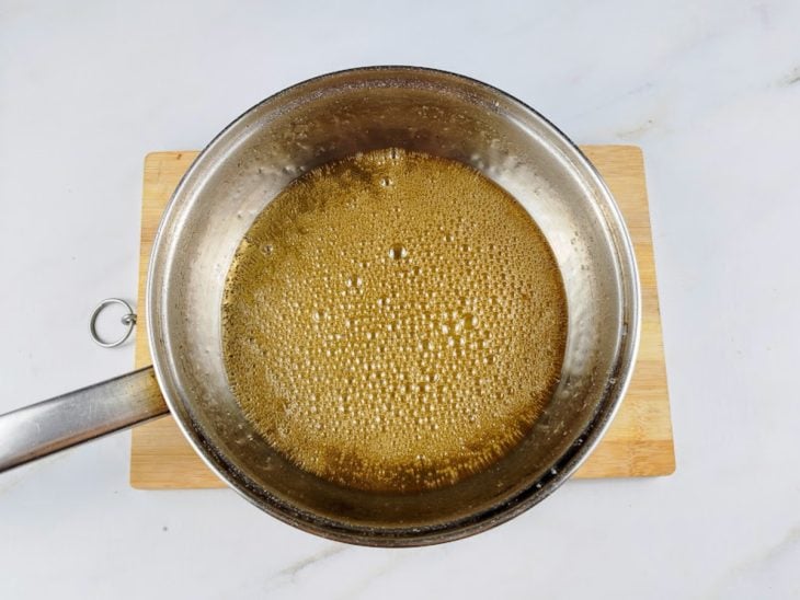 Uma panela com o caramelo.