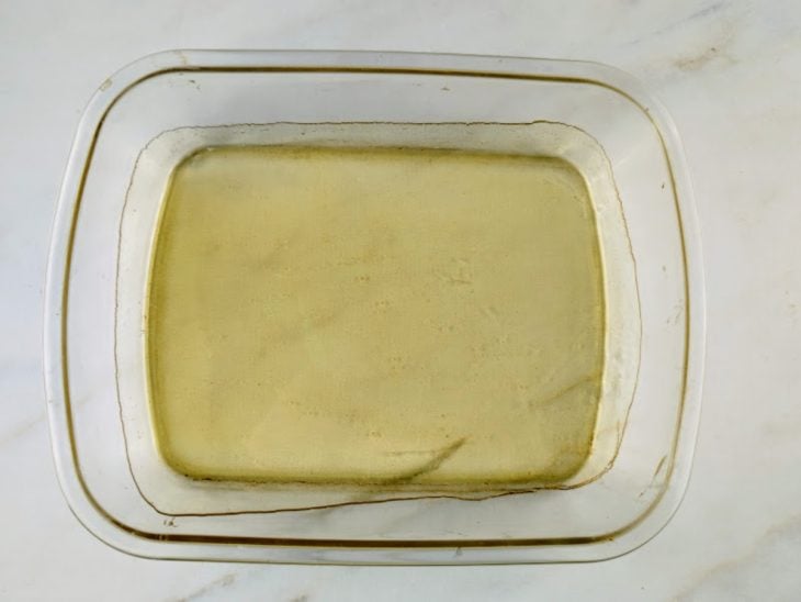 Um refratário com o caramelo ao fundo.