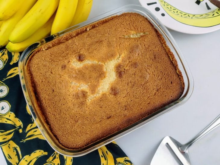 Um refratário com torta de banana no liquidificador.
