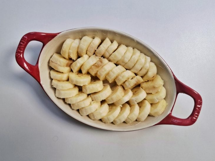 Rodelas de banana acomodadas no refratário.