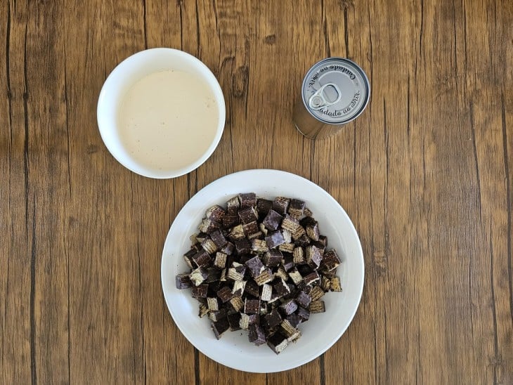 Uma bancada com os ingredientes da receita separados.