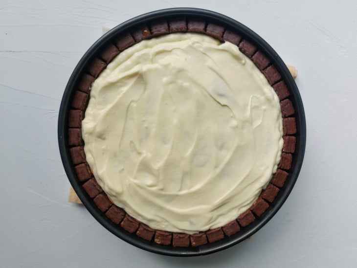 Torta preenchida com várias camadas e finalizada com o creme.